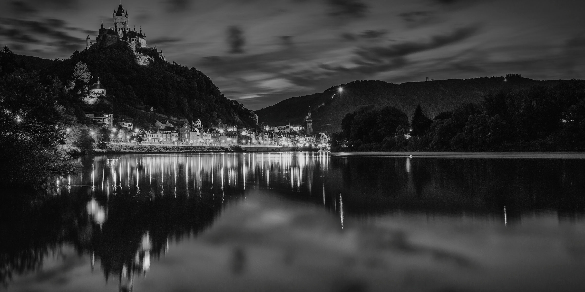 Nachtaufnahme von Cochem mit der beleuchteten Burg