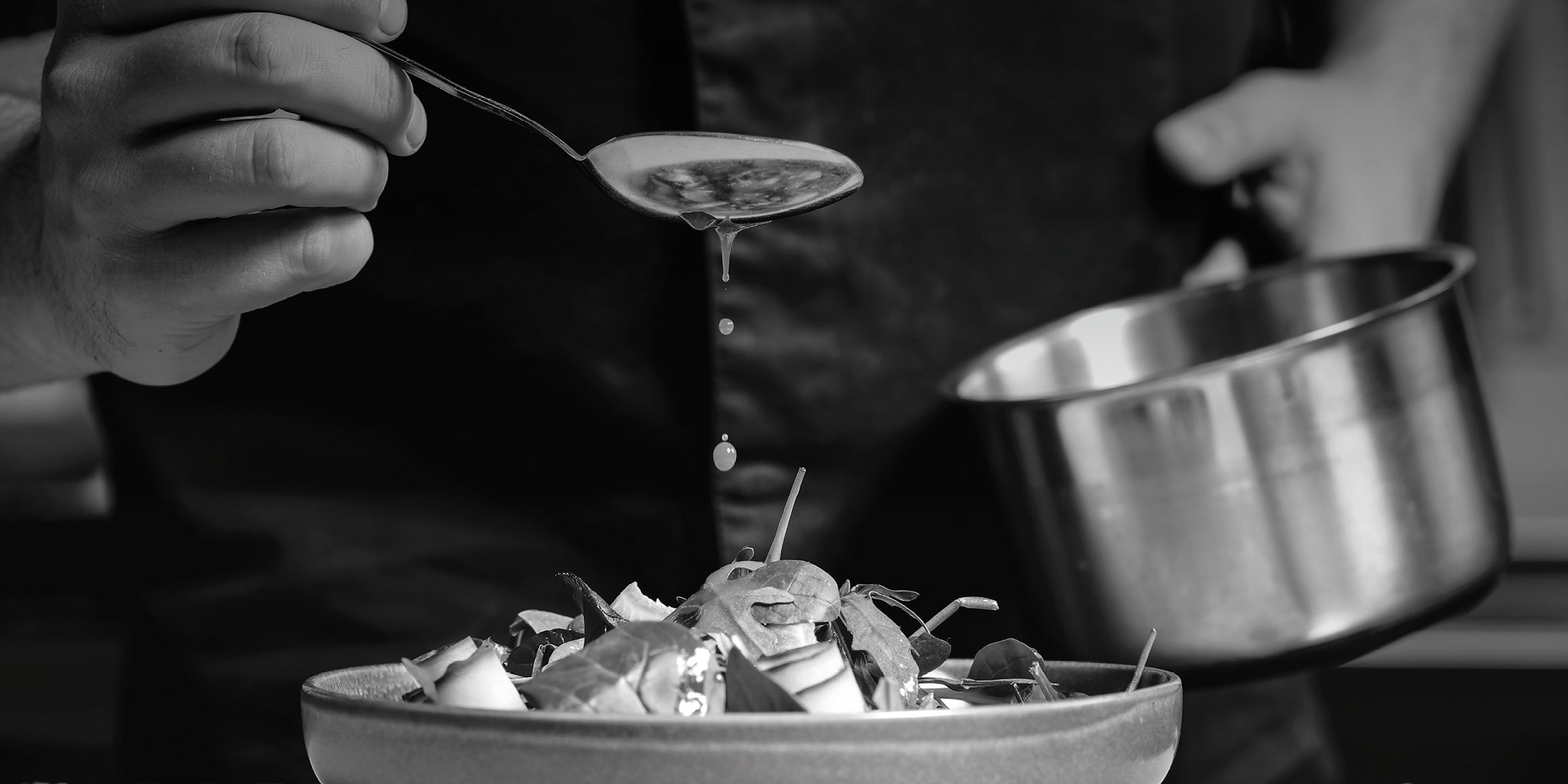 Ein Koch bereitet eine Speise zu