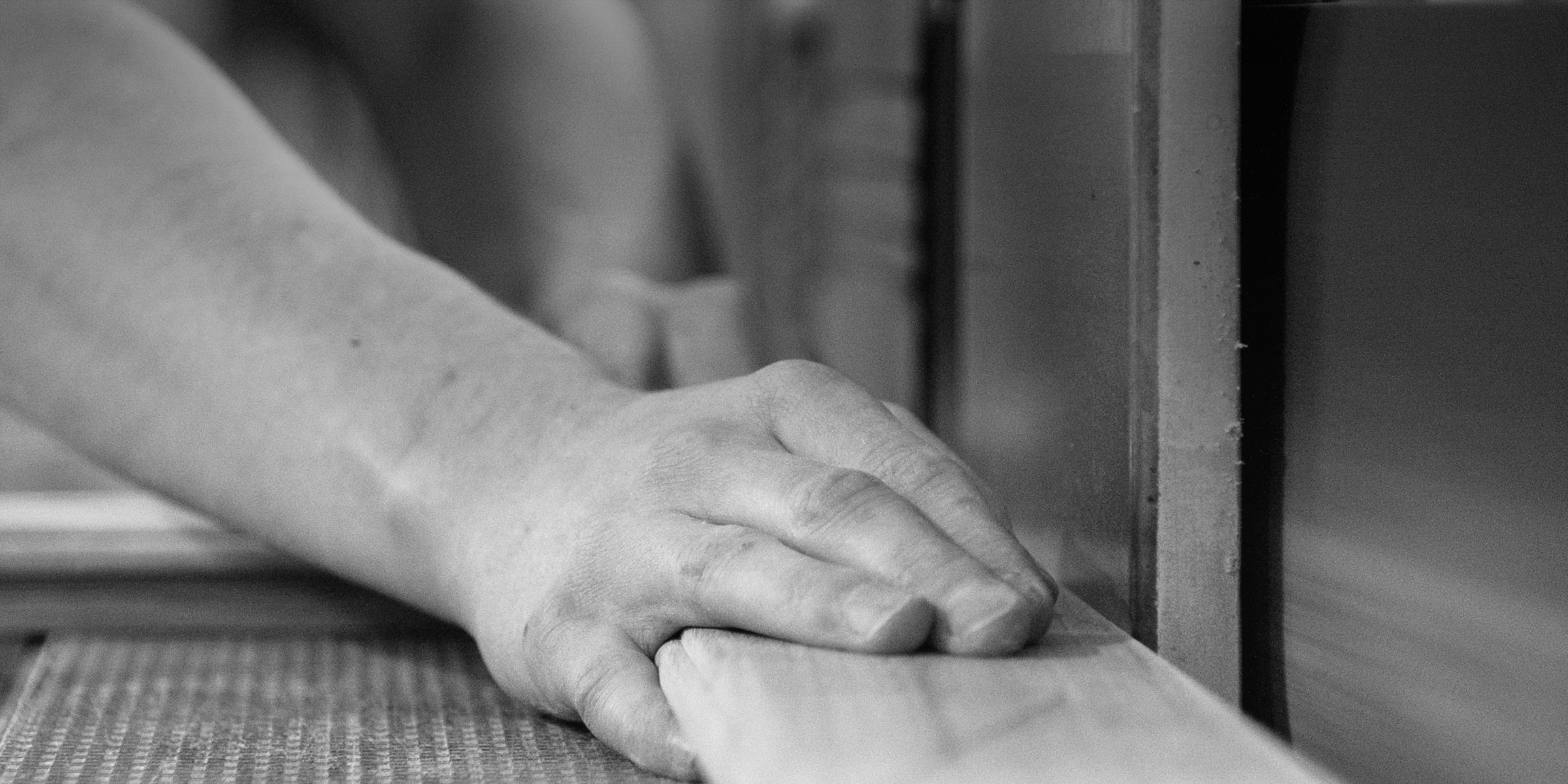 Hand eines Mitarbeiters mit Werkstück