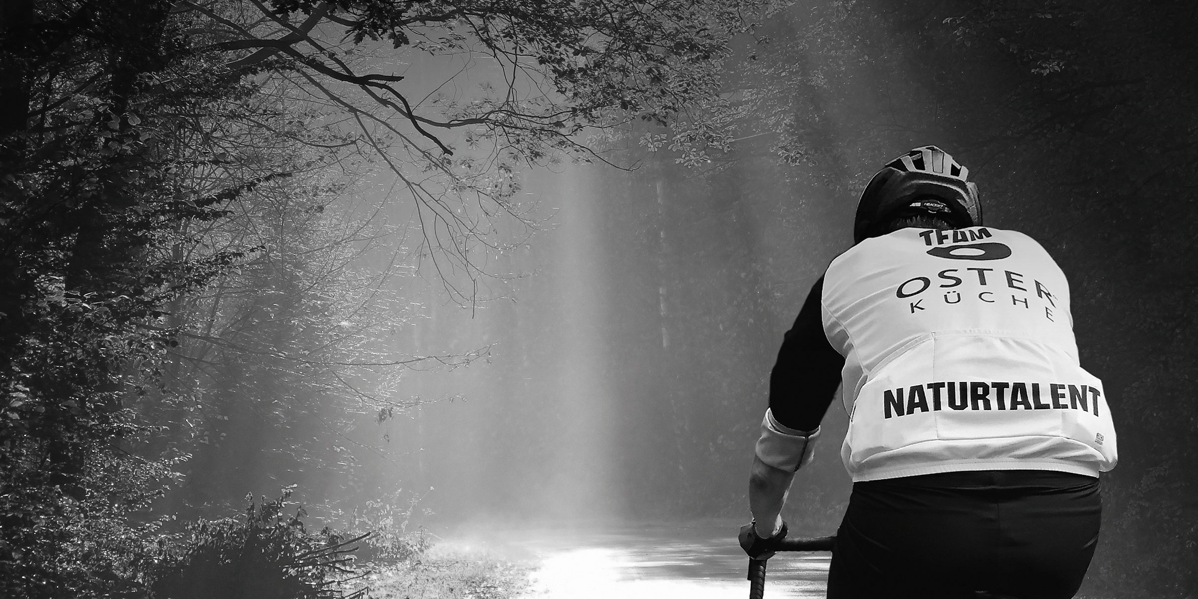 Rennradfahrer im Wald