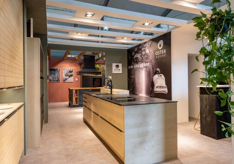 Blick in den Messestand von OSTER KÜCHE auf der area30, Küchenmeile 2021