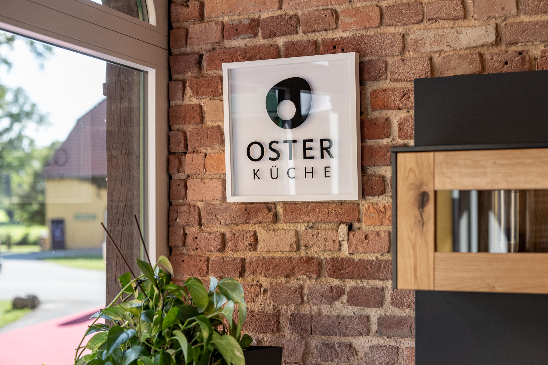 Das Logo der Marke im Ausstellungsraum von OSTER KÜCHE auf der A30 Küchenmeile 2023 in Gut Böckel