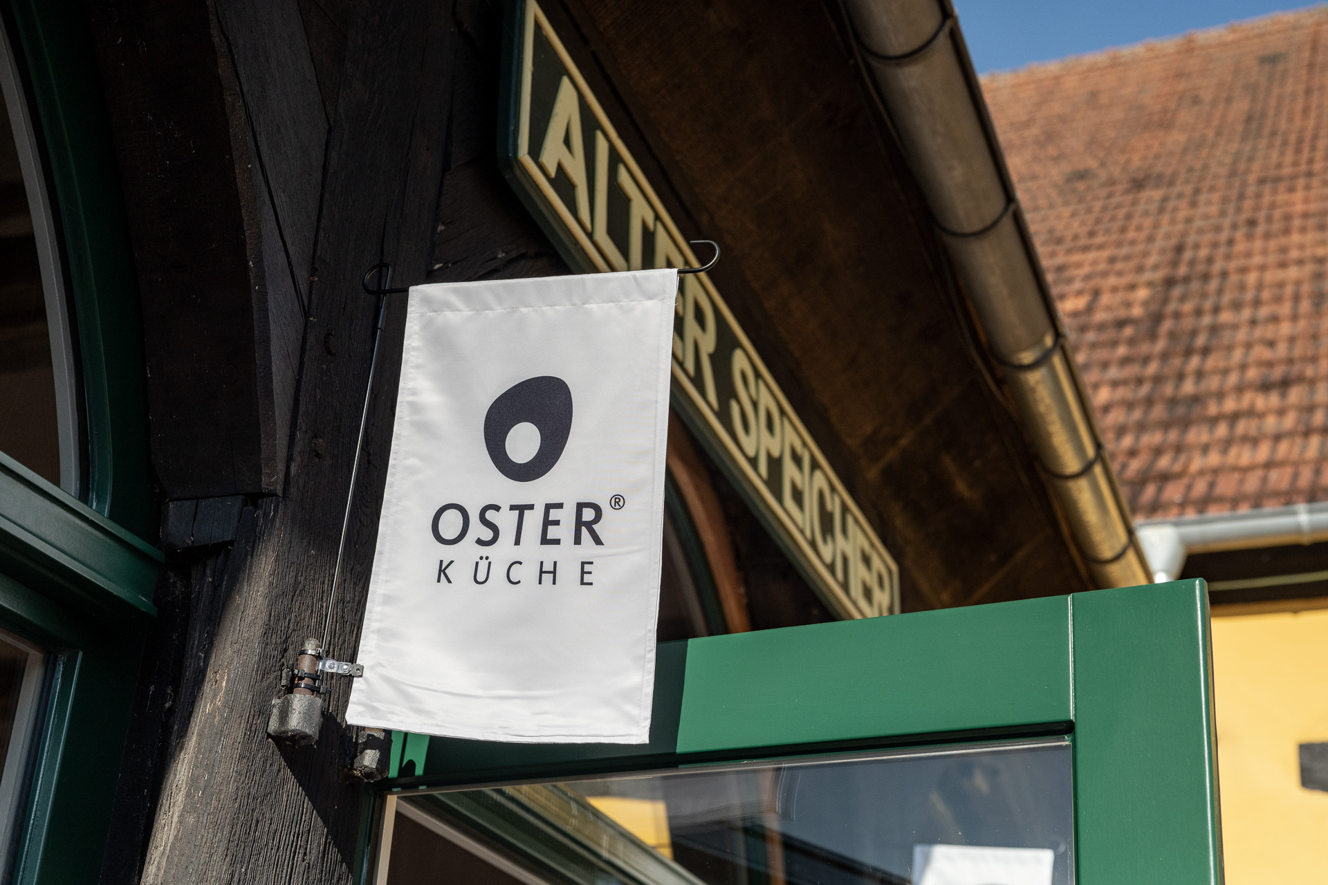 Wimpel der Marke im Ausstellungsraum von OSTER KÜCHE auf der A30 Küchenmeile 2023 in Gut Böckel