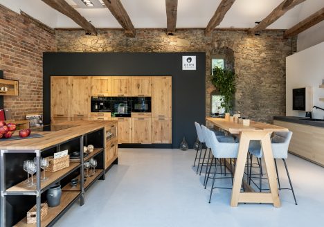 Ausstellungsraum von OSTER KÜCHE auf der A30 Küchenmeile 2023 in Gut Böckel