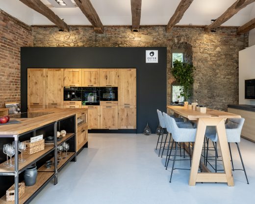 Ausstellungsraum von OSTER KÜCHE auf der A30 Küchenmeile 2023 in Gut Böckel